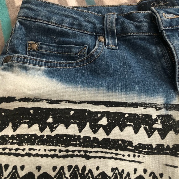 Jessica Simpson Jean Shorts with pattern - Picture 14 of 16